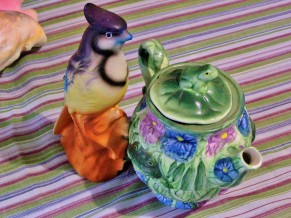blue jay figurine and frog teapot different angle (2)